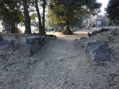 門跡の礎石