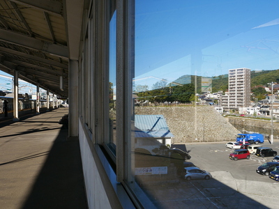 新幹線ホームから見る天守台と堀