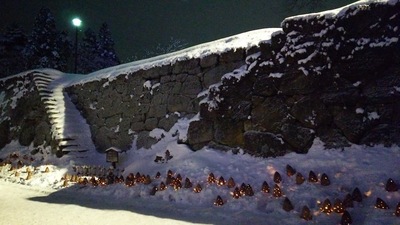 武者走りの周りに置かれた会津本郷焼の瓦燈