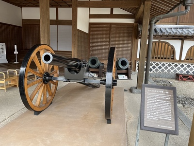 本丸御玄関脇に展示してあるアームストロング砲とモルチール砲（奥）
