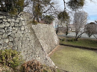 本丸石垣と堀