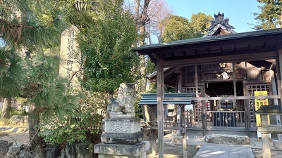 富士天満社社殿と前田利家生誕地の石碑