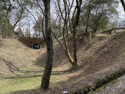 空堀と本丸への土橋跡