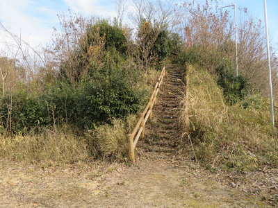 一の郭北側切岸（三の郭から）