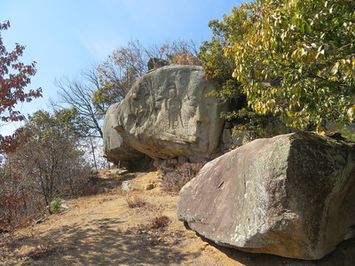 南の曲輪南端（Ⅵ）の岩壁の磨崖仏