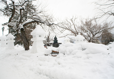 雪の中の上杉謙信像
