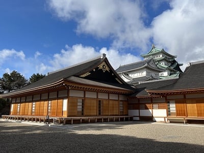 手前から上洛殿、小天守、大天守