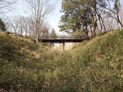 空堀と復元木橋