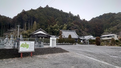 想慈院駐車場と案内板