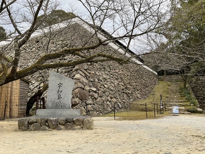 藤兵衛丸下に建つ宇和島城碑