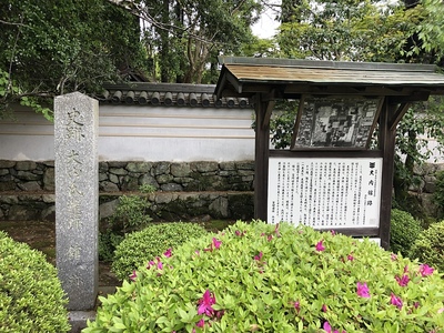 龍福寺山門横の石碑と案内板