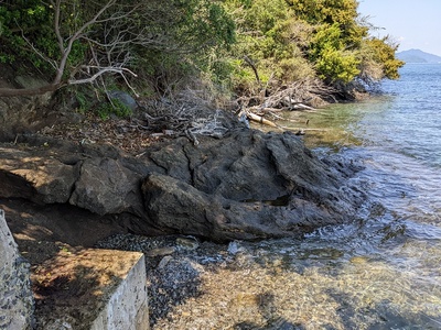 柱穴のある岩（島の東側）