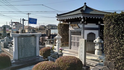 城主小野崎氏の墓