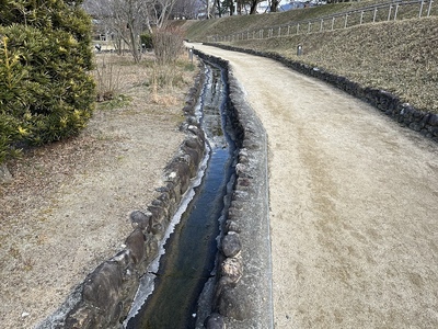 外堀土塁内側の道路と排水溝