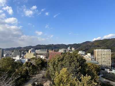 湯築城本檀跡展望台から見る松山城方面