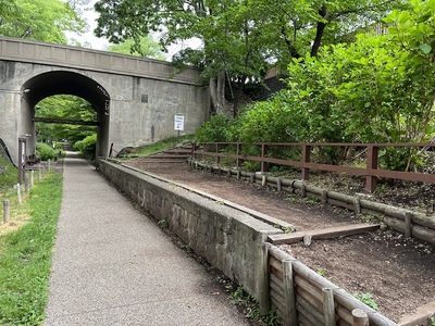 二の丸堀に残る公園前駅のプラットフォーム跡