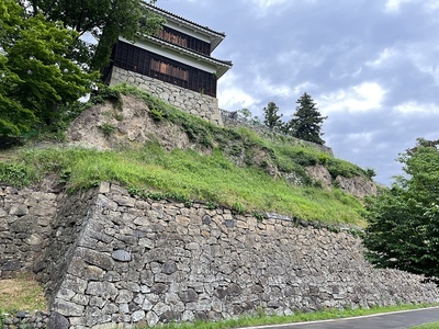 本丸西櫓と本丸南側の石垣