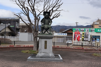 駅前の竹中半兵衛像