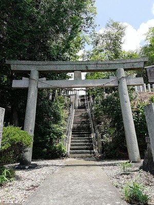 鳥居越しの八幡社