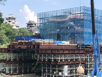 修復中の戌亥櫓と宇土櫓、天守閣
