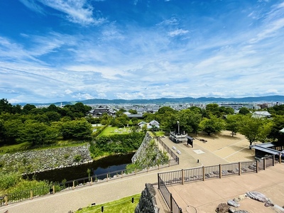 天守台から堀、奈良盆地をのぞむ