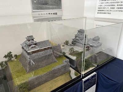 二の丸休憩所にある飯田丸五階櫓（左）と天守模型