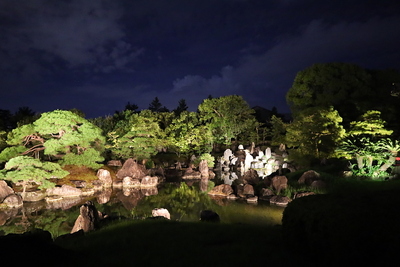 夜の二の丸庭園