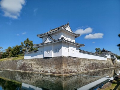 東南櫓門（重要文化財）と外堀