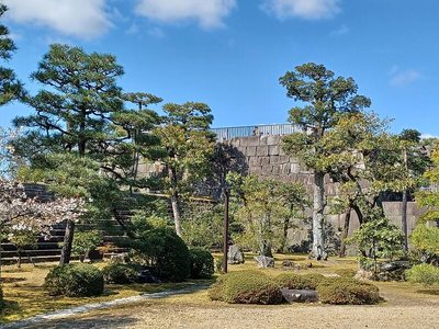 本丸庭園と天守閣跡