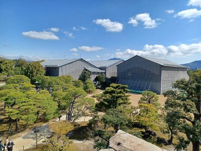 本丸庭園と修復工事中の本丸御殿（天守閣跡から）