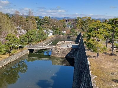 内堀と西門（天守閣跡から）