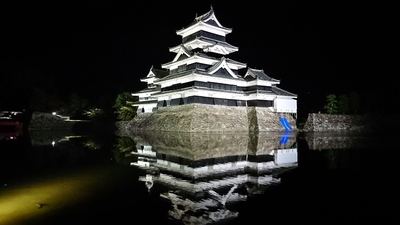 水堀に映る夜の天守