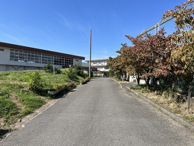 城址に建つ今尾小学校