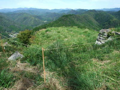 天守丸から本丸を見る。虎口。