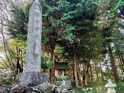 本丸石碑と祠