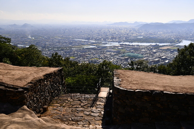 城門と高松市街地