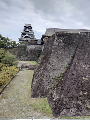 二様の石垣と天守