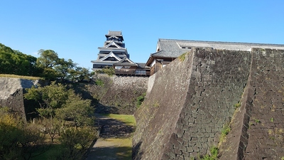 二様の石垣と天守