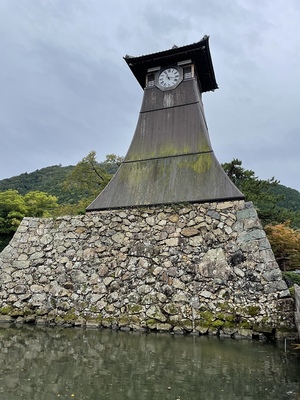 時計のついた石垣