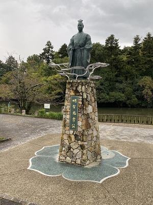 南郷公園　明智光秀像