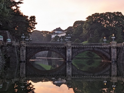 夕暮れの正門石橋と奥に伏見櫓