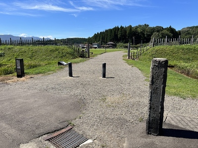 春日山城史跡広場入り口（楼門跡）