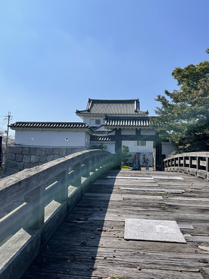 資料館へ通じる橋、門