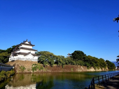 三階櫓と旧二の丸隅櫓(右端)