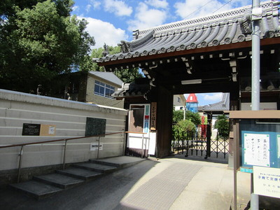 城址案内板と光専寺山門