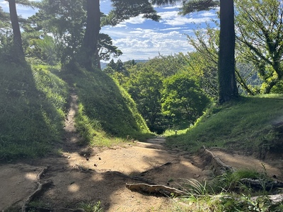 天守台（左）と本丸間の空堀跡