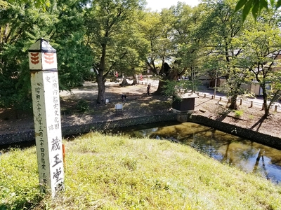 標柱と主郭土塁南東隅