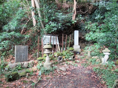 八遺臣の墓