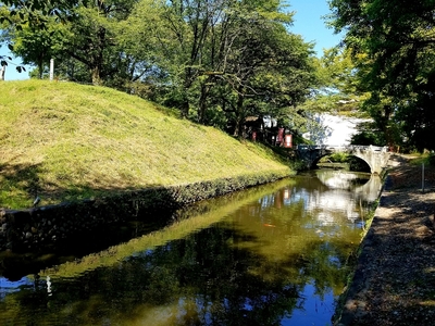 玉橋と水堀(東側)