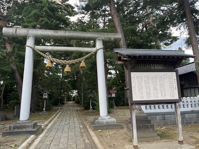 榊神社鳥居と本殿